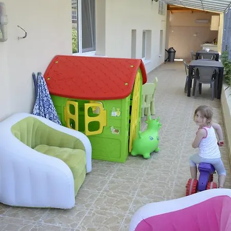 Pacific בית הארחה קוסטינסטי